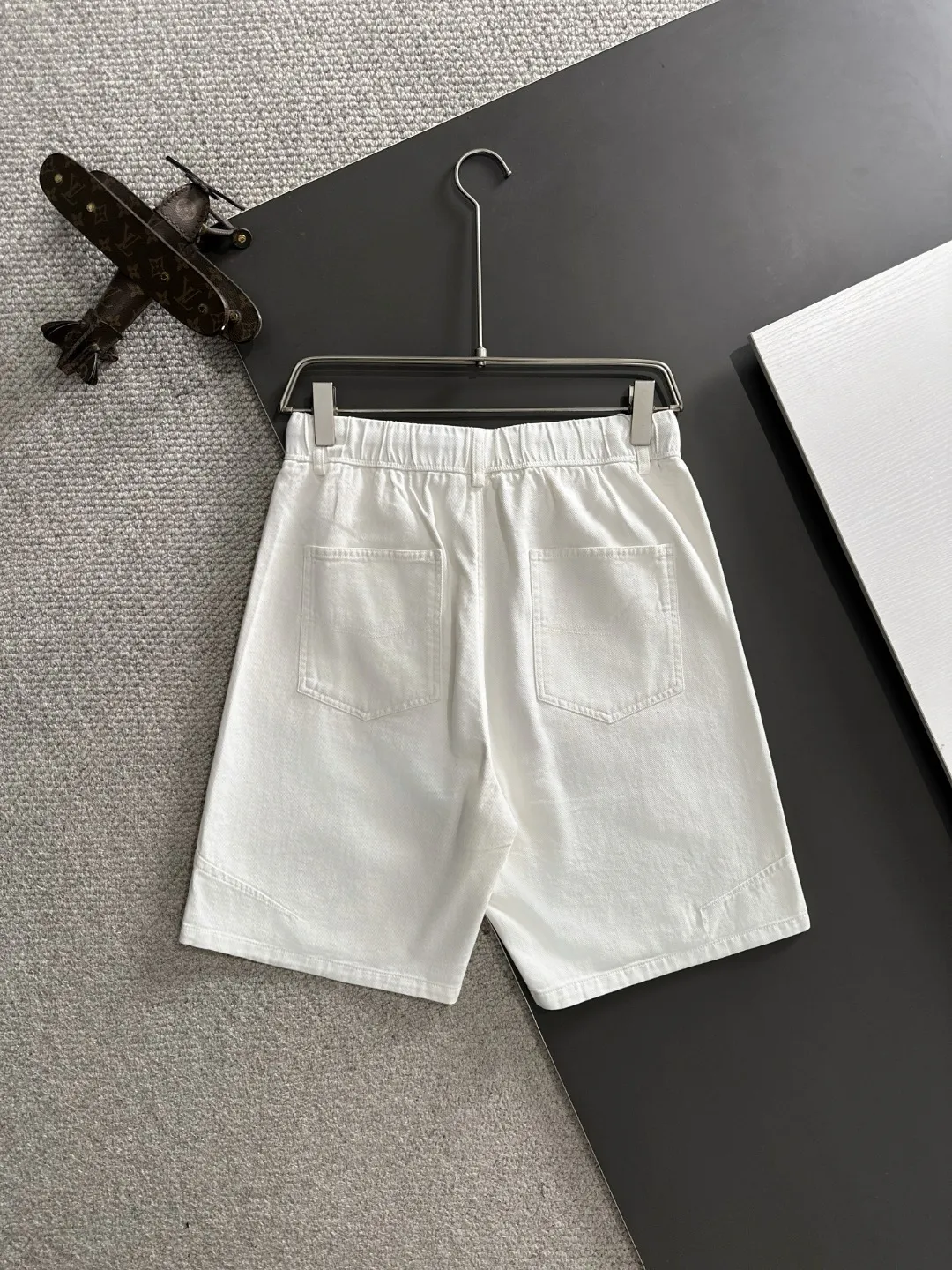 Next day shipment P160 Premium Burberry 2026 Spring/Summer New Arrival elastic band casual shorts, counter-customized fabrics Breathable, high comfort, impeccable details, brand element design concept, reflecting high quality. It feels delicate and soft! It presents a casual cut and the upper body shape is great! Sizes:S-3XL